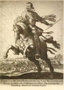 Wallenstein a caballo, retrato grabado en cobre sin año. Al pie, puede leerse: “ALBERTUS DEI GRATIA DUX FRIDLANDIAE SACRAE CAESAREAE MAIESTATIS CONSILIARIUS BELLICUS, CAMERARIUS, SUPREMUS COLONELLUS PRAGENSIS ET EIUSDEM MILITIAE GENERALIS”.